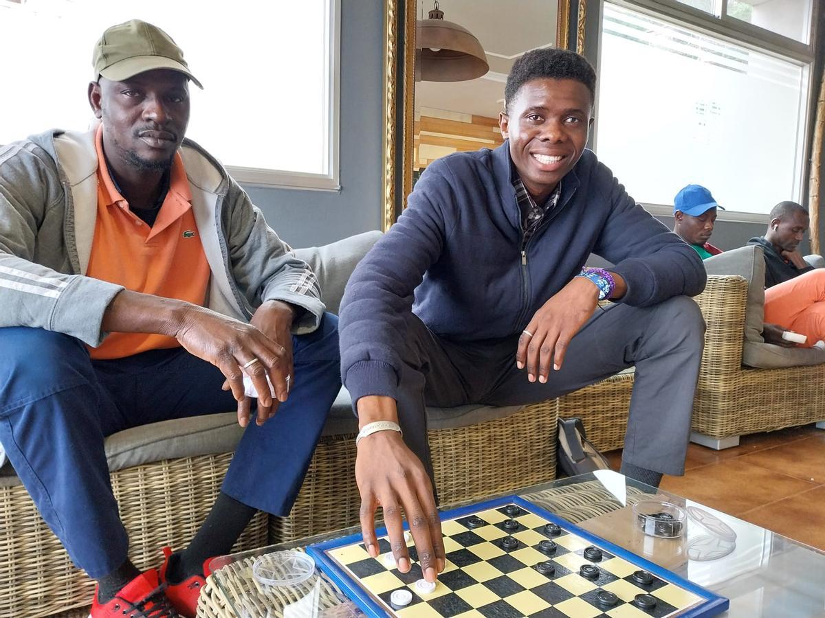 Sheriffo Hydara (a la derecha), ayer en el Hotel Alda Bueumar junto a su compañero Sekou.