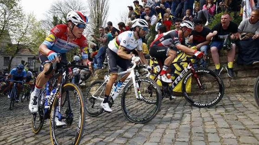 Valverde, en el centro, durante el Tour de Flandes. // Efe