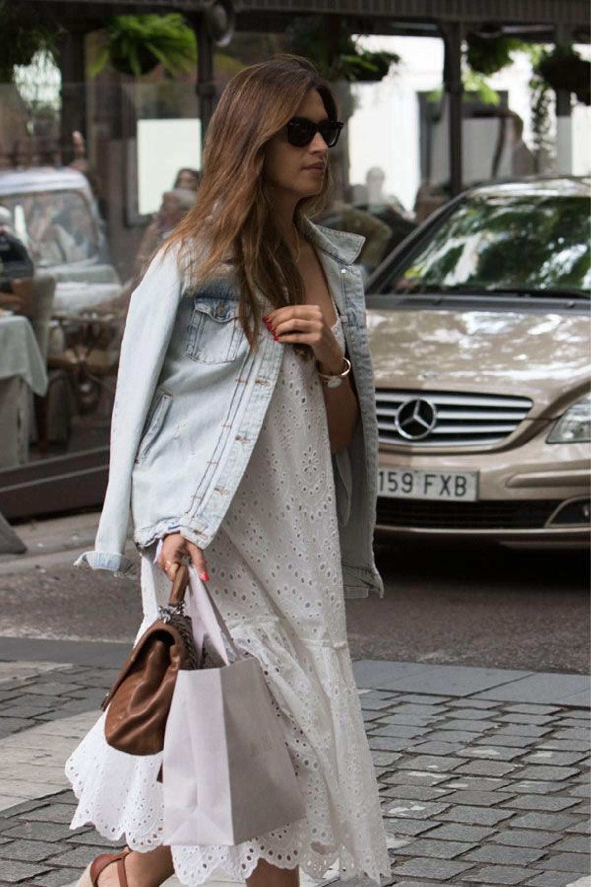 Sara Carbonero se va de compras con vestido blanco y chaqueta vaquera