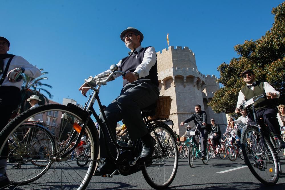 Encuentro de bicis antiguas y vestidos de época