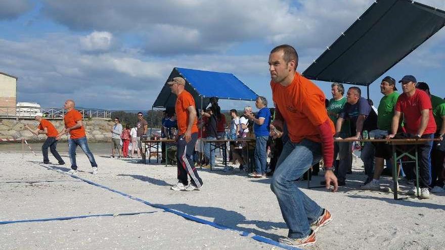 El pasado campeonato de llave en la playa de Peralto. // Muñiz