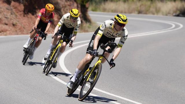 Dos ciclistes de l’equip Visma i un de l’UNO-X, ahir entrenant a la carretera entre Gavà i Begues. | FERRAN NADEU