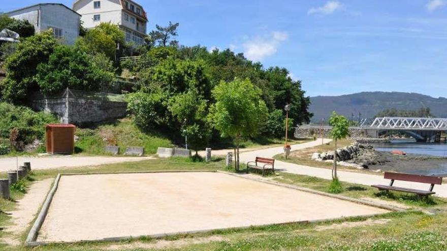 La pista de petanca de Arcade se mejora con una fuente y servicios