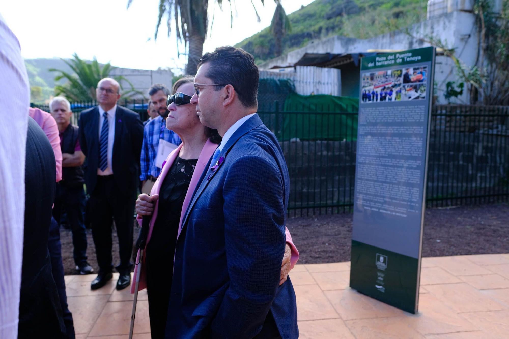 Visita de Ángel Víctor Torres al pozo del olvido en el Barranco de Tenoya