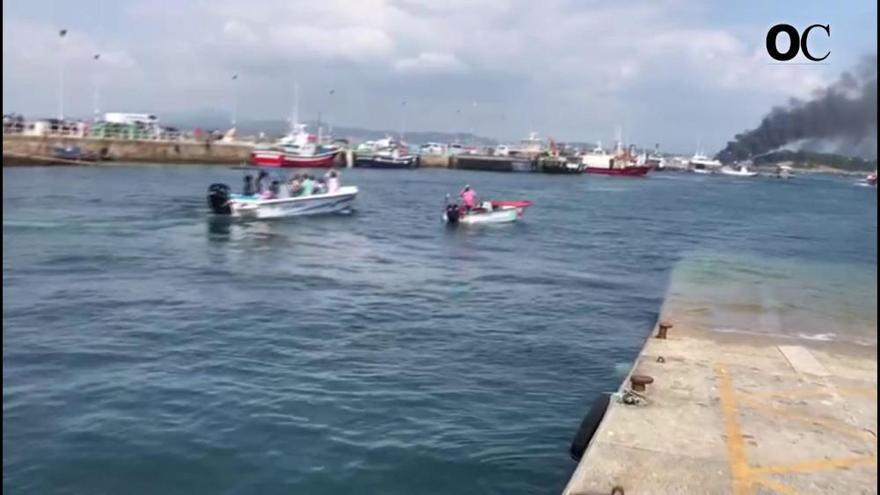 La llegada de los heridos tras el incendio del barco