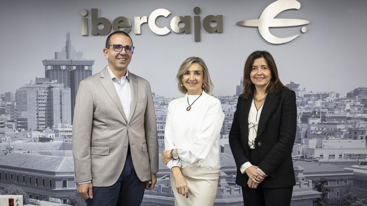 Toño Ruiz, jefe de Estrategia Comercial y Marketing de Empresas de Ibercaja; Teresa Fernández, directora de Banca de Empresas de Ibercaja; y Cristina Mateo, directora de Negocio de Empresas de Ibercaja