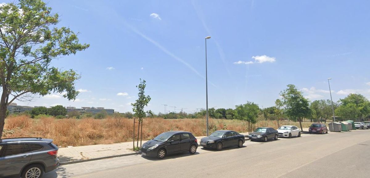Solar de la avenida de Irlanda, de Los Bermejales, en el que el Ayuntamiento de Sevilla busca desarrollar un proyecto deportivo