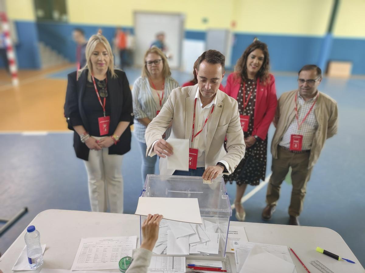 El alcalde y candidato del PSOE votando en Fernando II.