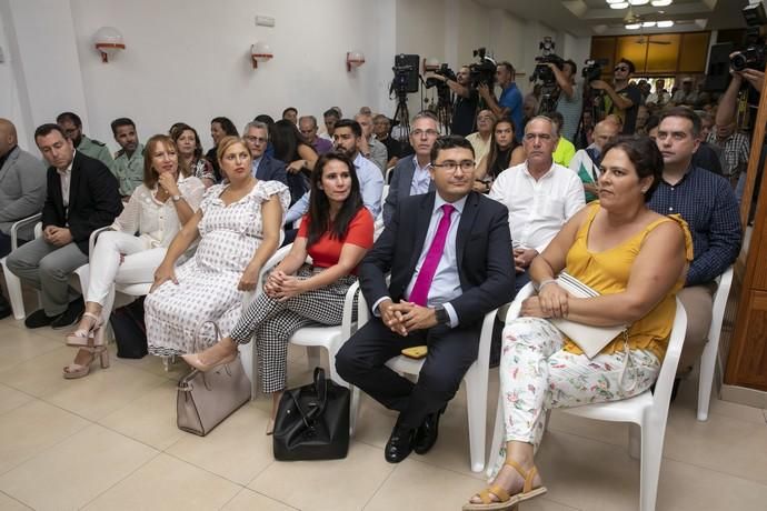 18.09.19. La Aldea, Gran Canaria.  El consejero de Obras Públicas del Gobierno canario, Sebastián Franquis, el alcalde de La Aldea, Tomás Pérez , y el responsable técnico de la obra, José Luis Martínez, presentan a los alcaldes del norte, a los colectivos sociales y a la población de La Aldea de San Nicolás los detalles técnicos de las obras de la segunda fase de la nueva carretera entre el Risco y Agaete. Foto Quique Curbelo  | 18/09/2019 | Fotógrafo: Quique Curbelo