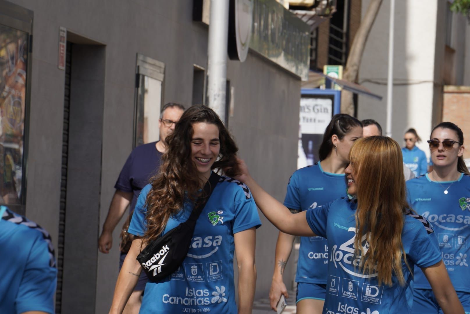 Paseo de las jugadoras del Rocasa