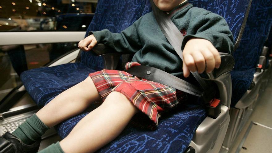 Un niño, en un autobús con cinturón de tres puntos, para mayor seguridad en el viaje. | J. L.