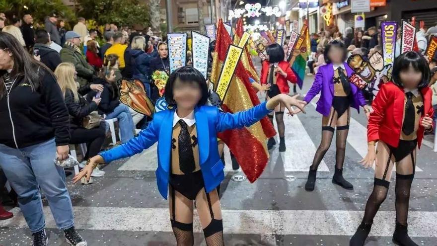 Nenes amb llenceria i mugroneres: la polèmica disfressa del carnaval de Torrevella