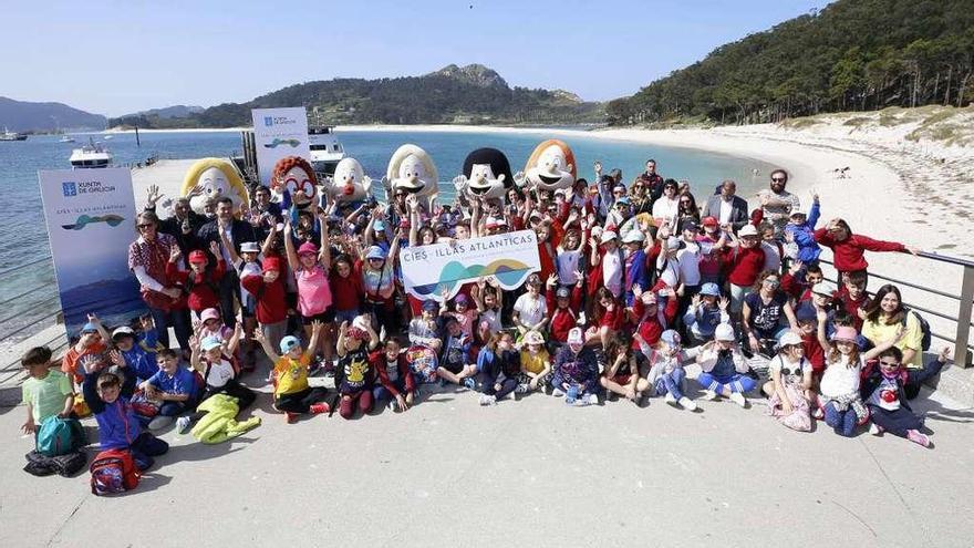 Foto de familia da vista ás Illas Cíes cos Bolechas. // Ricardo Grobas