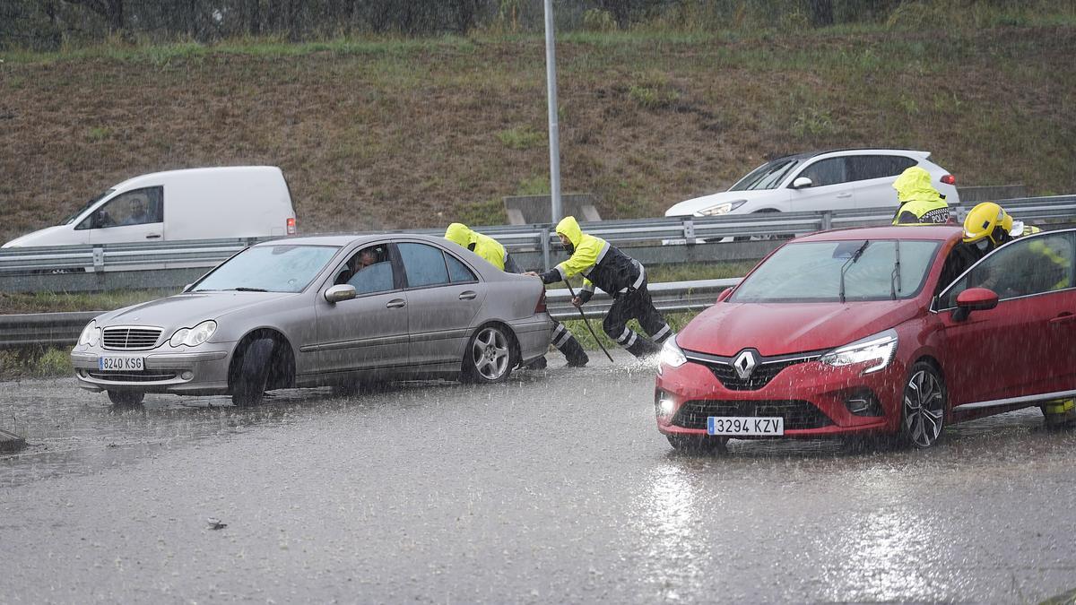 Efectius d'emergències durant unes inundacions a la ciutat de Girona, foto d'arxiu.