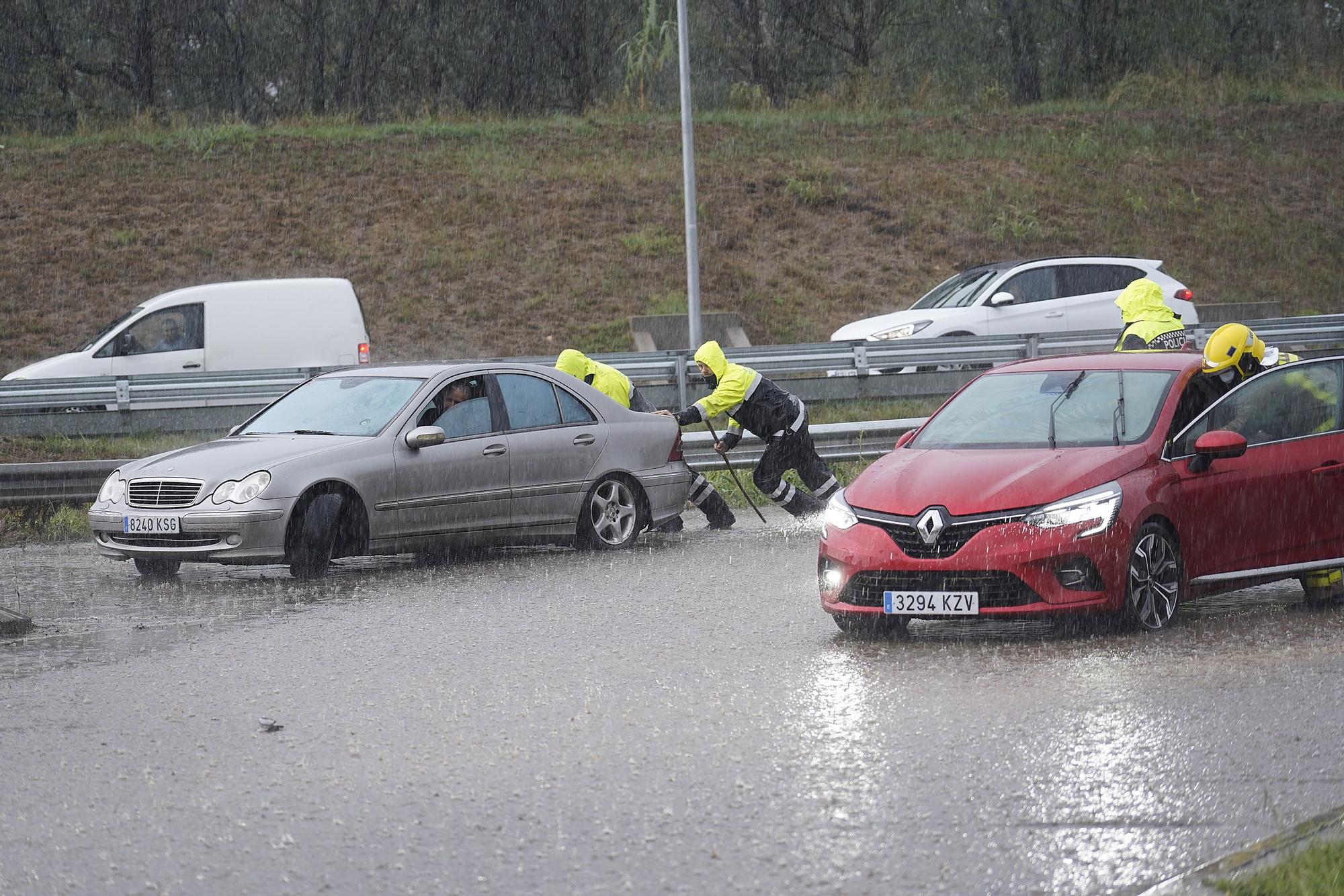 Tarda de pluges intenses que causen inundacions i destrosses a les comarques gironines