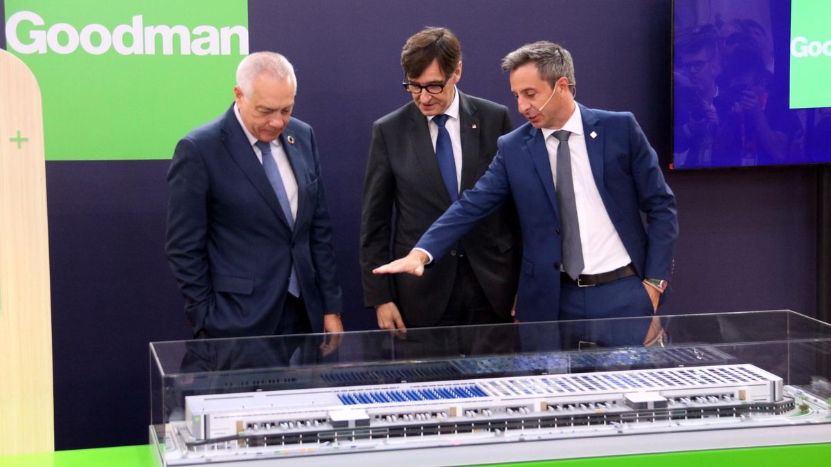 De izquierda a derecha, el delegado especial del Estado en el CZFB, Pere Navarro, junto al president de la Generalitat Salvador Illa y el director de Goodman en España, Ignacio Cuenca.