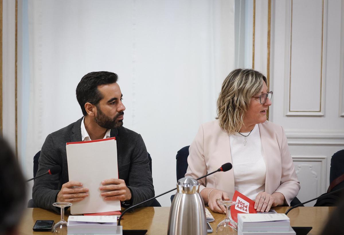 El síndic del PSPV, José Muñoz, y su adjunta, María José Salvador, durante la junta de este martes en las Corts.
