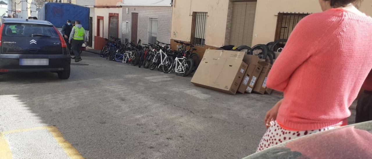 Un gran número de bicicletas recuperadas por la Guardia Civil de Tavernes, ayer | LEVANTE-EMV