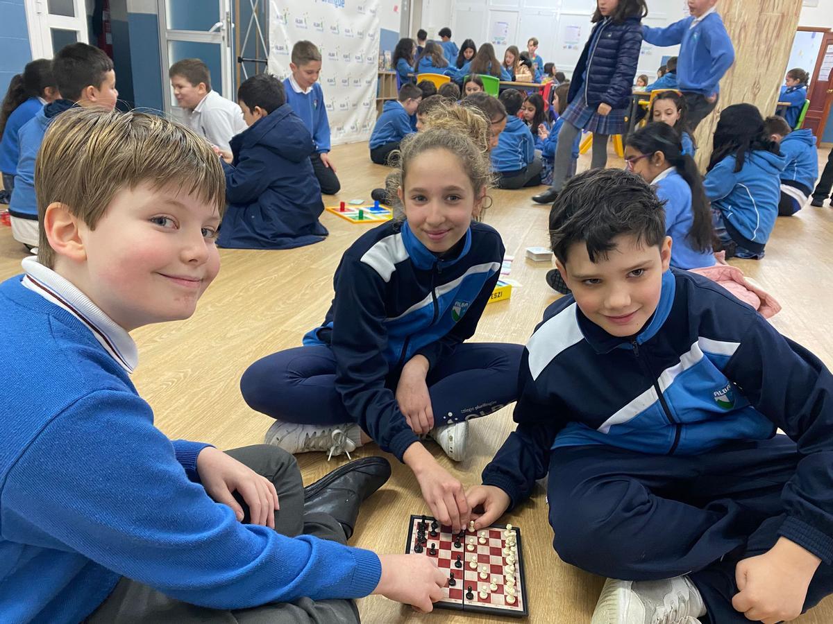 Partida de ajedrez en el recreo del CPR Plurinlingüe Alba.