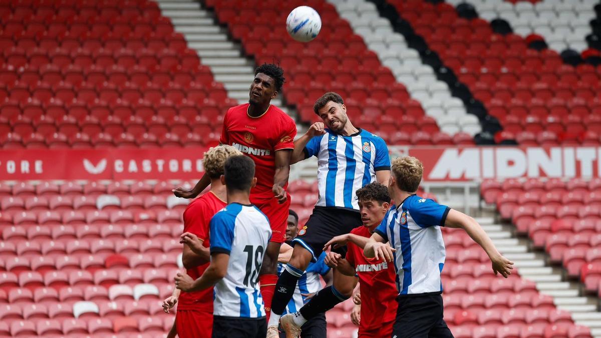 Los jugadores del Middlesbrough y el Espanyol pugnan por un balón.