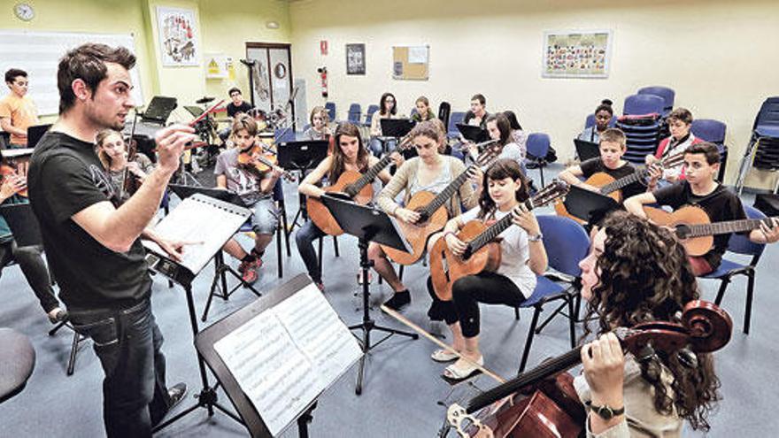 Una clase de música impartida en el Conservatorio municipal.