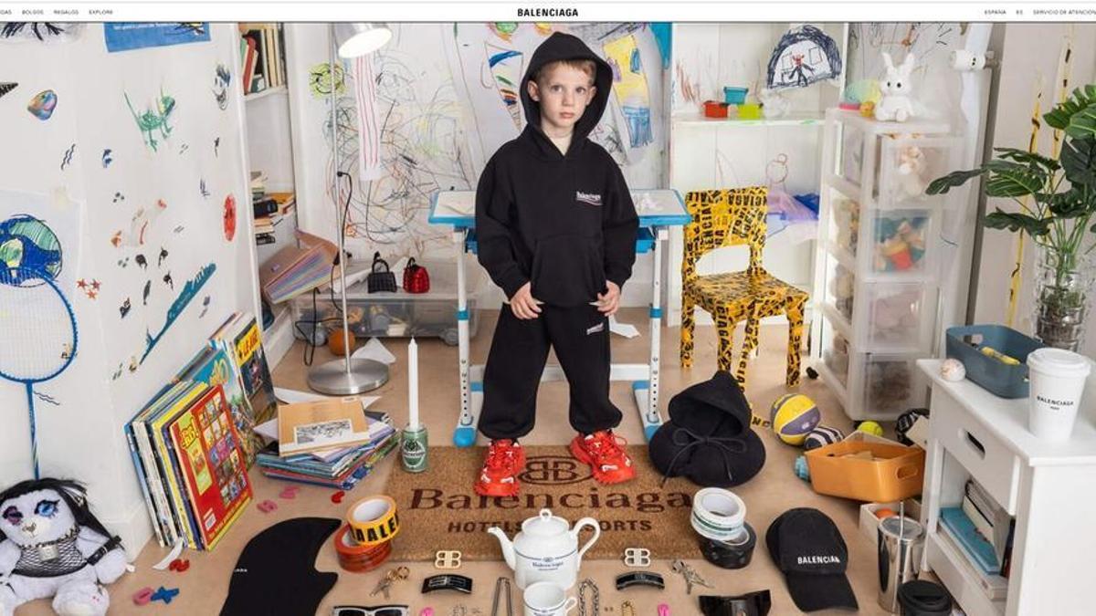 Imagen del apartado regalos/niños de la web de la marca Balenciaga (el osito vestido de 'bondage' ahora queda en el rincón inferior izquierdo).