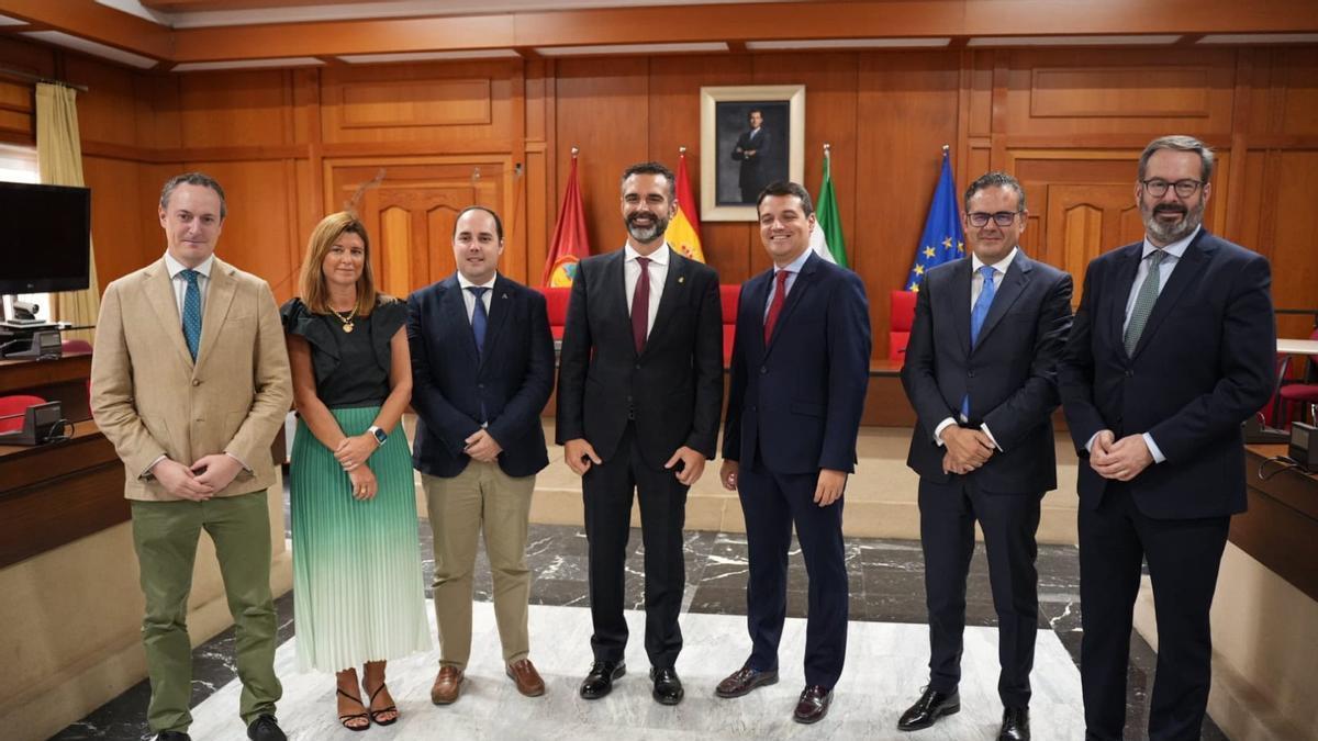 El consejero y el alcalde, junto al resto de autoridades y responsables municipales, durante la presentación del plan contra el cambio climático.