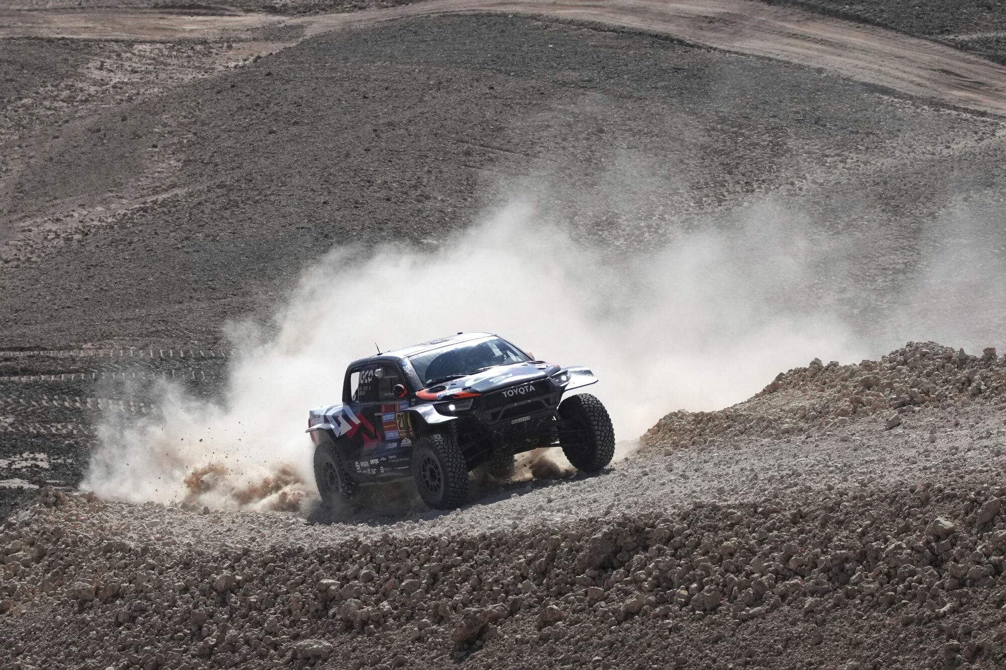 Driver Henk Lategan and co-driver Brett Cummings compete during the ninth stage of the Dakar Rally between Riyadh and Haradh, Saudi Arabia, Tuesday, Jan. 14, 2025. (AP Photo/Christophe Ena)