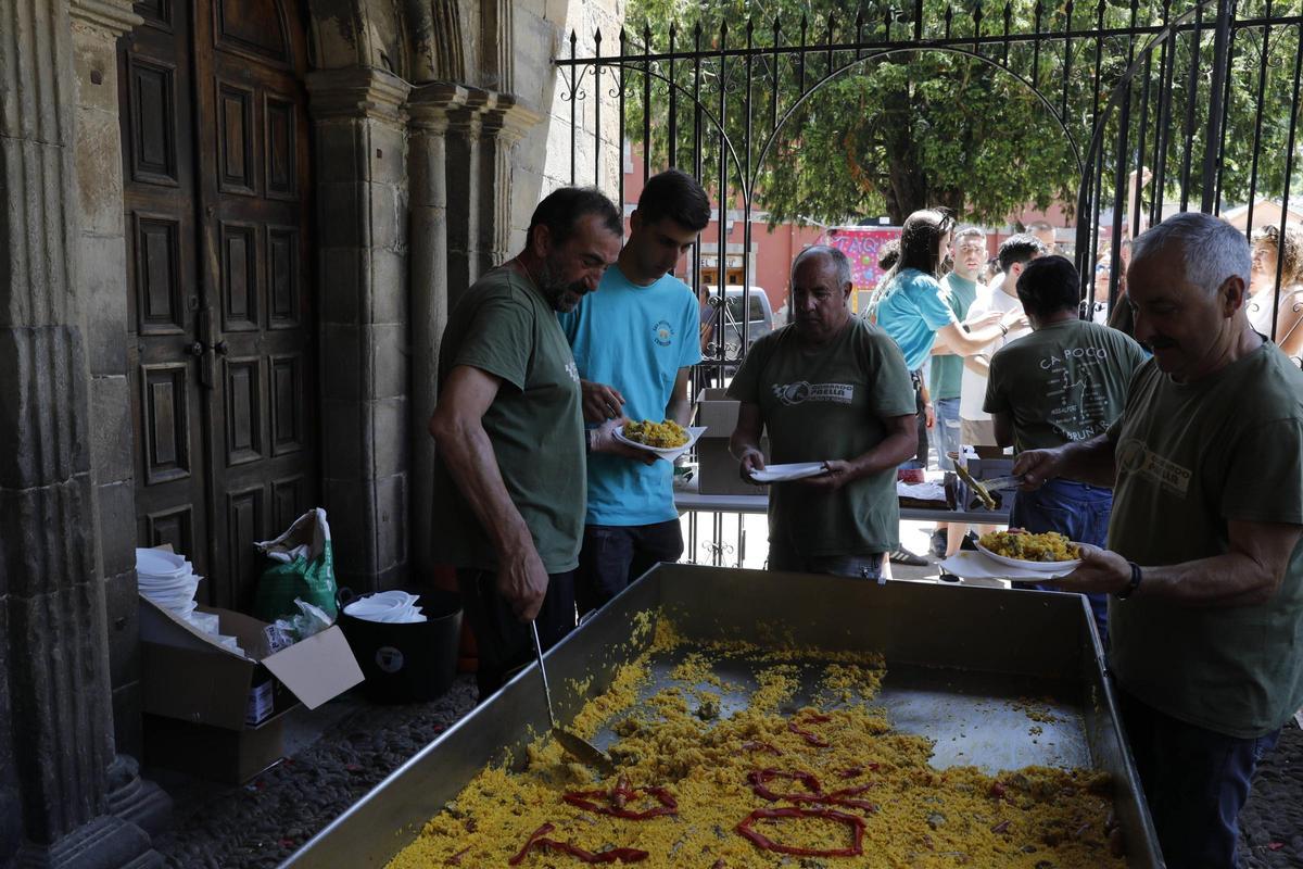 Comida popular en Villoria, Laviana, para celebrar a San Antonio: así está siendo la celebración