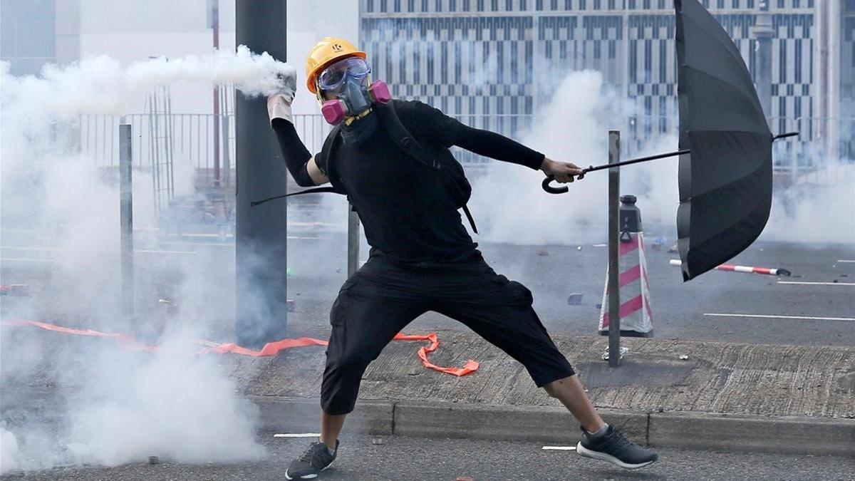 Manifestantes se enfrentan a la policía en Hong Kong.