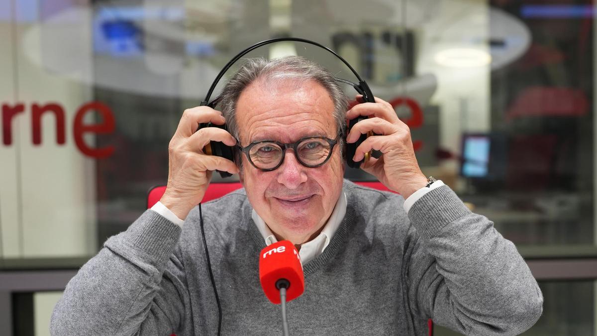 Josep Cuní, director y presentador de 'Las mañanas de RNE', durante la entrevista en uno de los estudios de la radio.