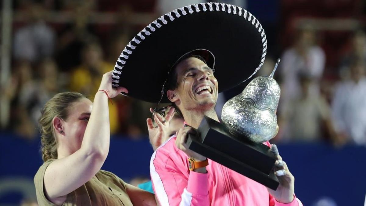 Rafa Nadal celebra la conquista de su trofeo nº 85 en Acapulco (México).