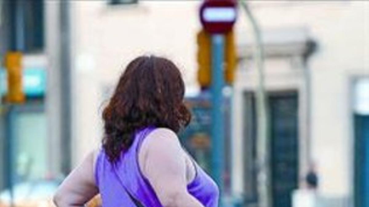 Una mujer en una calle de Barcelona.