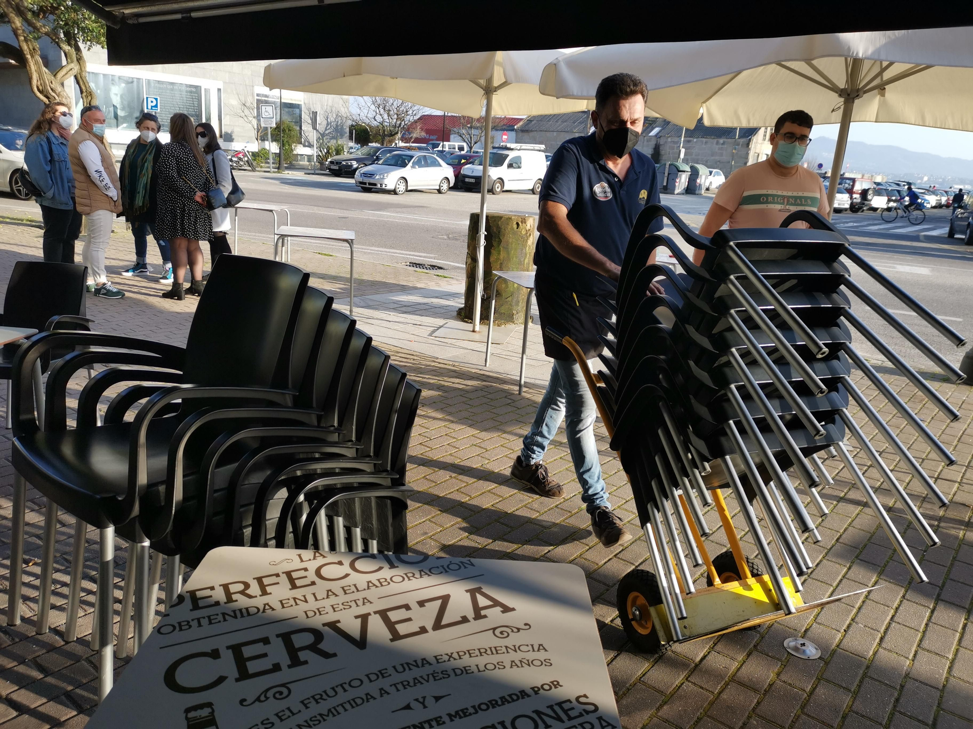 Un hostelero de Cangas recoge la terraza a las 18:00 horas