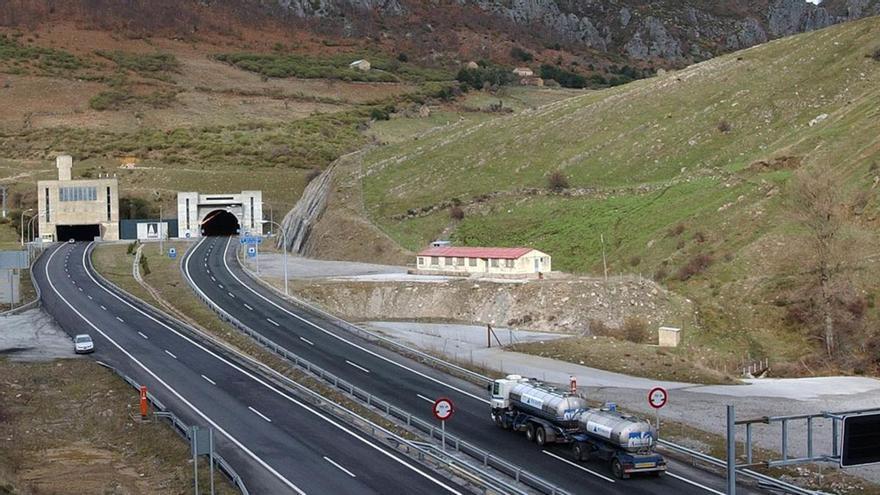 Reabiertos los dos tubos del túnel del Negrón ante el previsible aumento del tráfico por la "operación retorno" de agosto