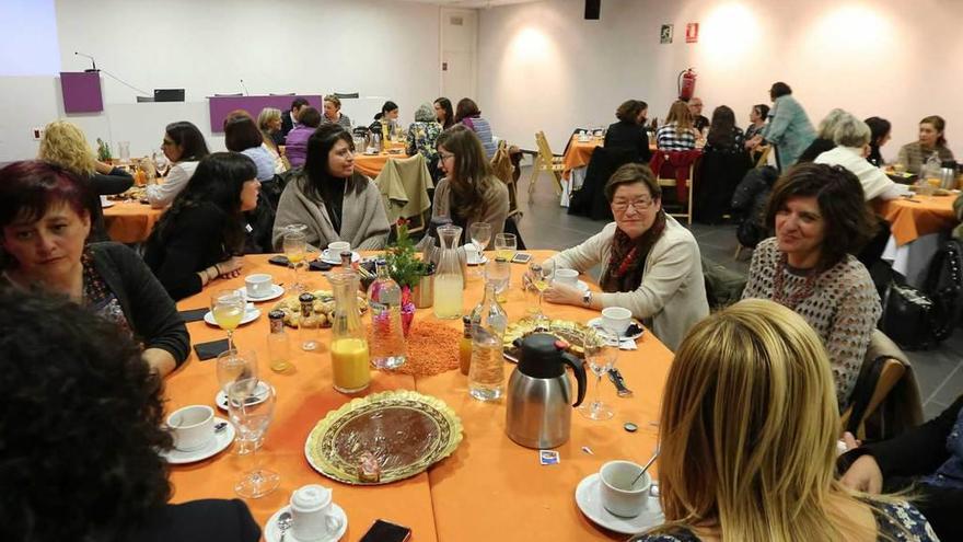 Participantes en un desayuno empresarial en la Escuela de Emprendedoras y Empresarias.