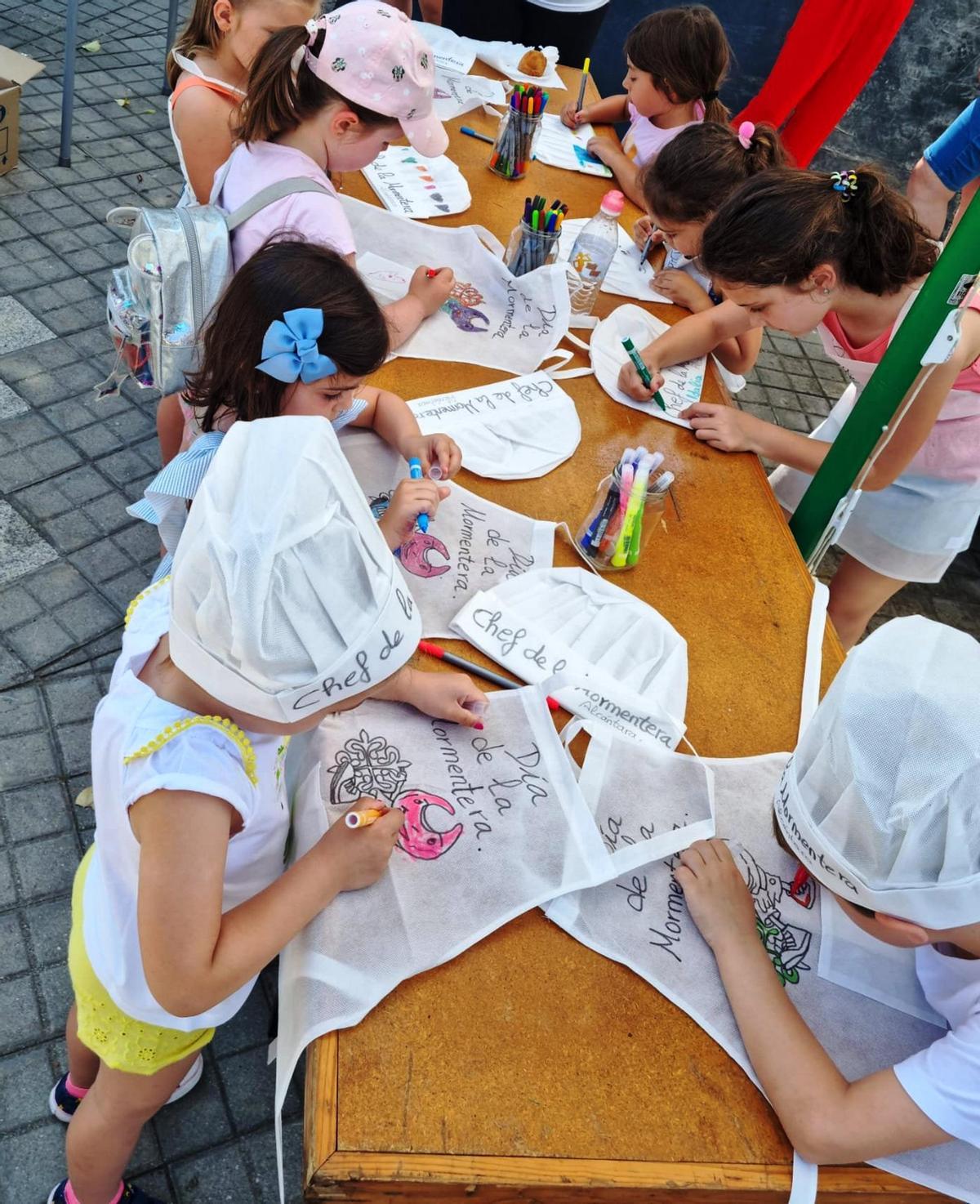 Los niños participan de la fiesta.