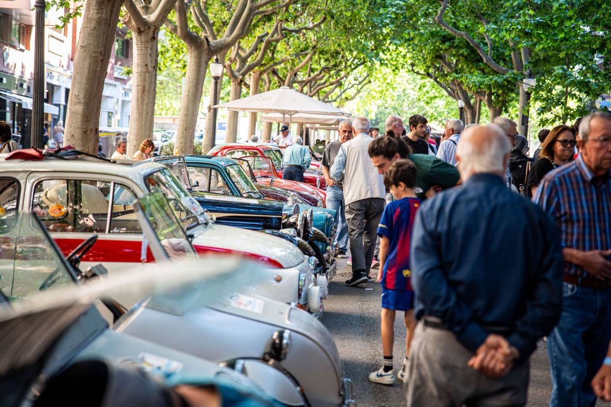 Una setantena de microcotxes envaeixen el passeig de Pere III de Manresa