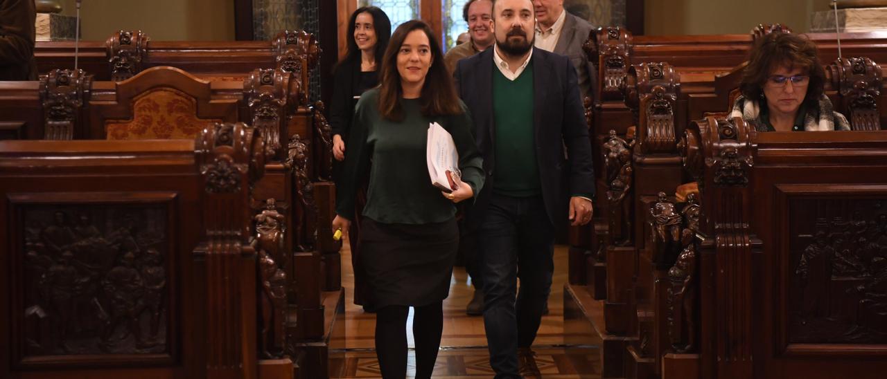 Entrada de concejales del Gobierno local en el pleno, ayer, encabezados por la alcaldesa, Inés Rey, y el edil de Hacienda, José Manuel Lage.