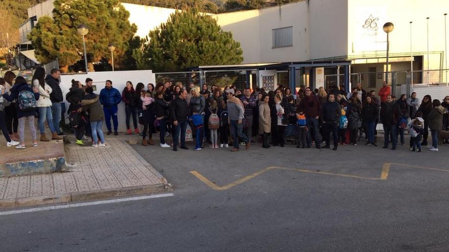 Padres del colegio Xarblanca, en Marbella, se concentran para pedir monitores de educación especial