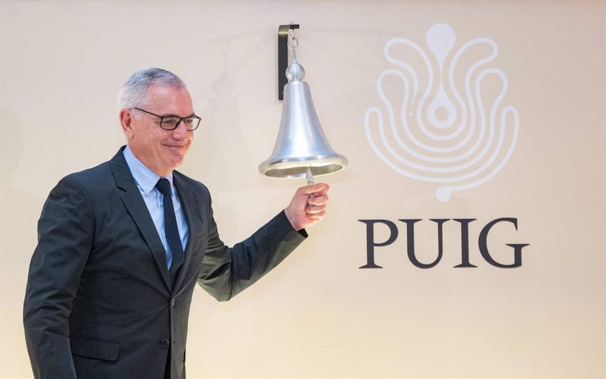 El presidente y consejero delegado de Puig, Marc Puig, durante el toque de campana de la empresa Puig en su salida a Bolsa, en la Bolsa de Barcelona, a 3 de mayo de 2024