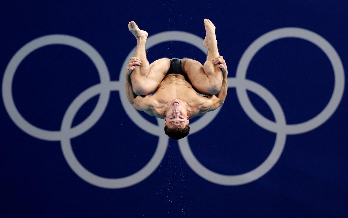 El británico Jordan Christopher Houlden durante su salto de trampolín de 3 m