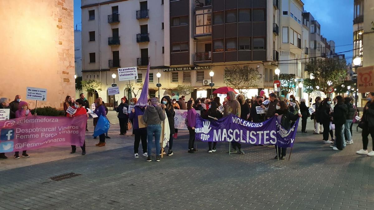 La lluvia ha obligado a suspender la manifestación feminista por las calles de Vinaròs.