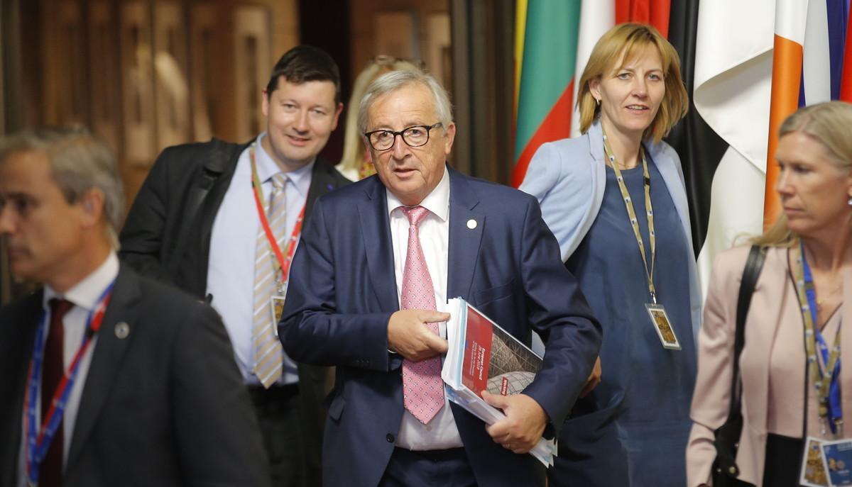 BRU01. BRUSELAS (BÉLGICA), 29/06/2018.- El presidente de la Comisión Europea, Jean-Claude Juncker, reacciona hoy, viernes 29 de junio de 2018, tras una noche de negociaciones sobre inmigración, durante una cumbre del Consejo Europeo, en Bruselas (Bélgica). Los líderes de los países de la UE se reunieron los días 28 y 29 de junio para una cumbre para analizar la migración en general, la instalación de centros de procesamiento de solicitantes de asilo en el norte de África y otros temas relacionados con la seguridad y la economía, incluido Brexit. EFE/OLIVIER HOSLET