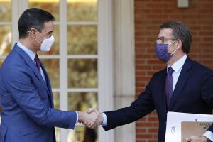Sánchez desconcerta Feijóo amb el primer cara a cara del curs decisiu