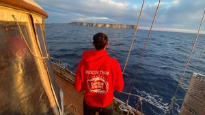 Imagen tomada desde el barco ’Astral’ de Open Arms con la isla de Lampedusa al fondo.