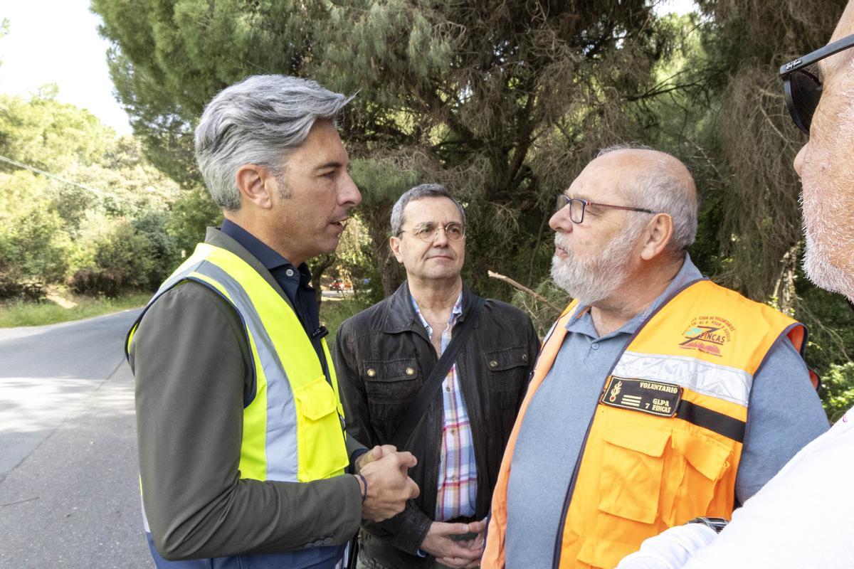 Andrés Lorite conversa con Juan Jiménez en la carretera de Las Jaras.