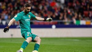Giorgi Mamardashvili efectúa un saque de puerta en un encuentro contra el Atlético de Madrid