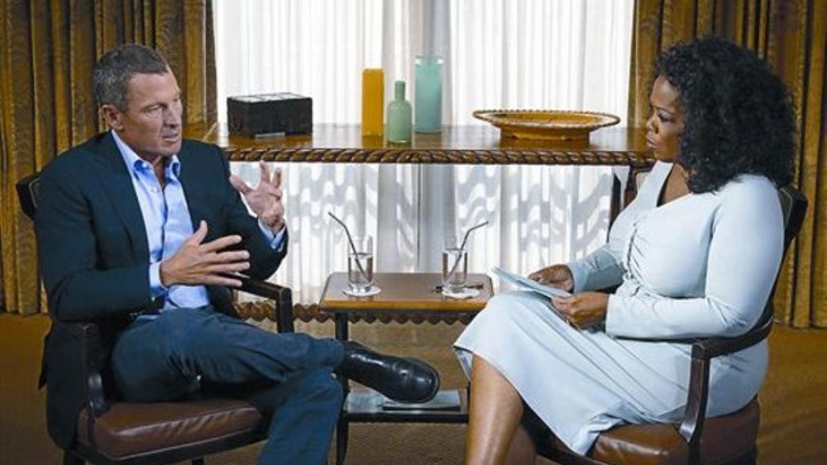 Armstrong, con  Oprah Winfrey durante la entrevista.