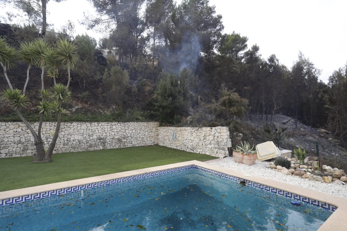 El incendio arrasa la urbanización Monte Corona de Ador